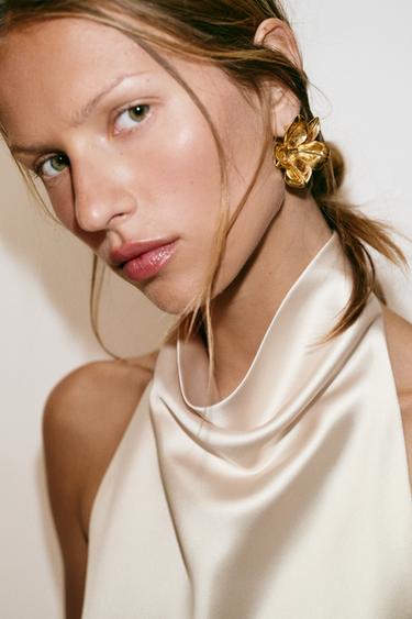 BOUCLES D'OREILLES FLEUR EN RELIEF - Doré de Zara - Image 1
