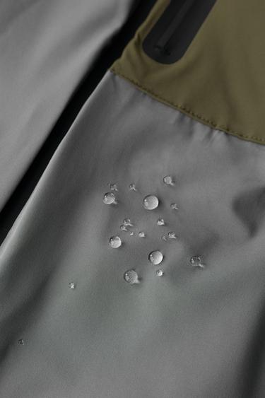 BLOUSON À CAPUCHE COLOR BLOCK IMPERMÉABLE ET COUPE-VENT SYSTÈME RECCO® COLLECTION SKI - Kaki de Zara - Image 10