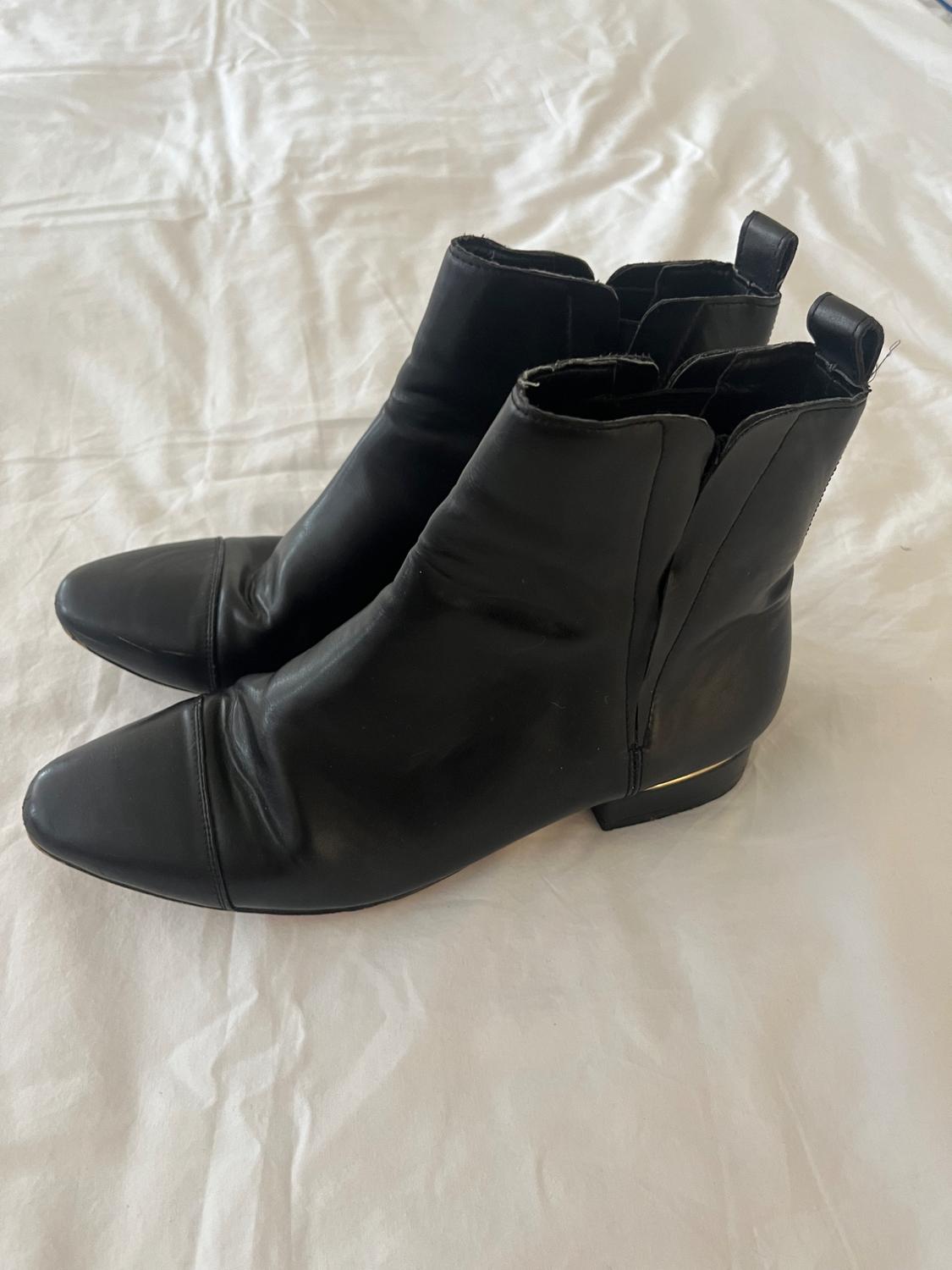 BLACK CHELSEA BOOTS. - Image 2