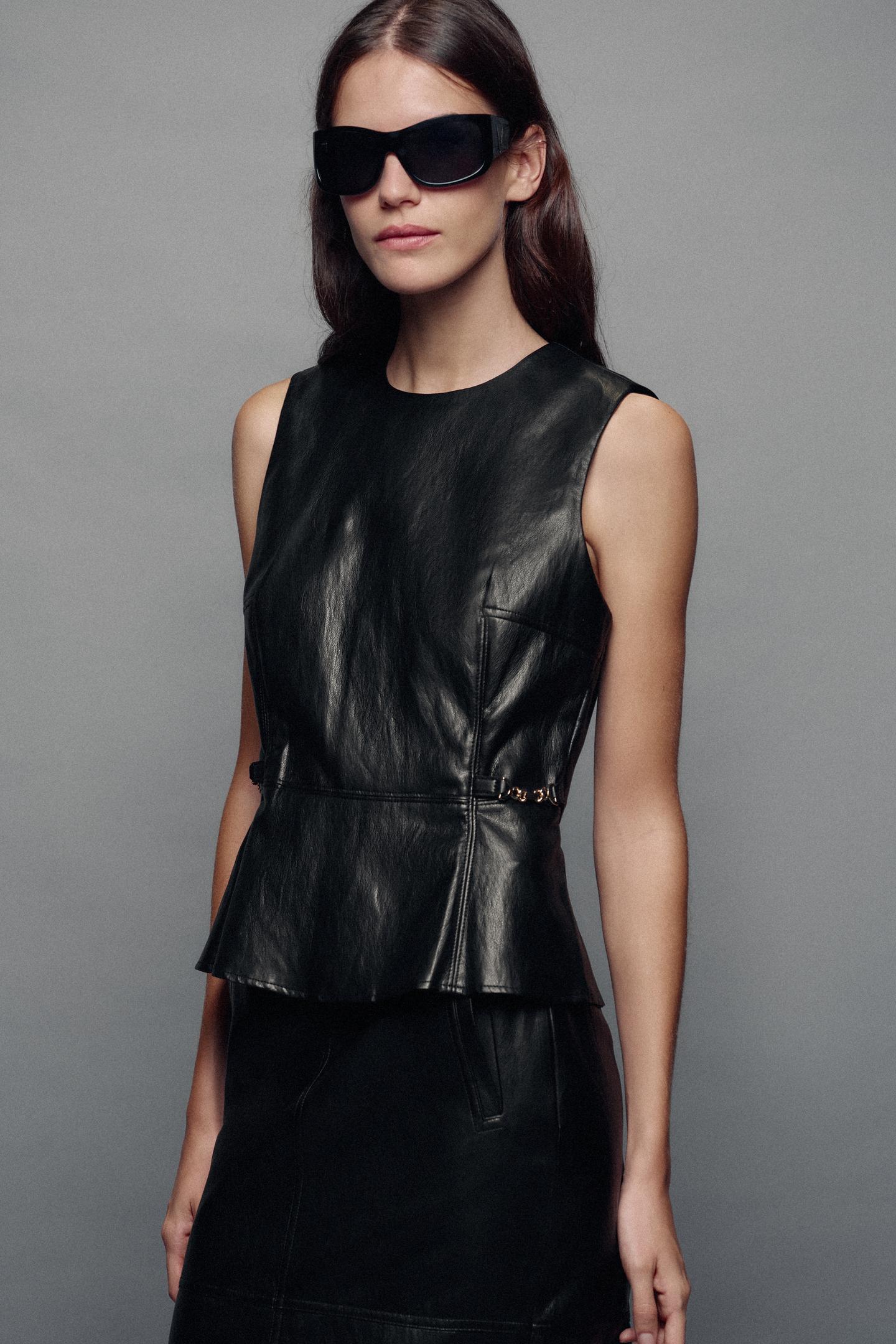 Женский топ Zara Faux Leather Top with Gold-Tone APPLIQUÉS, цвет: Чёрный — фото 2