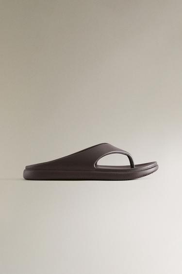ゴム製バスルームサンダルブラウンZaraのゴム製バスルームサンダル - ブラウン
