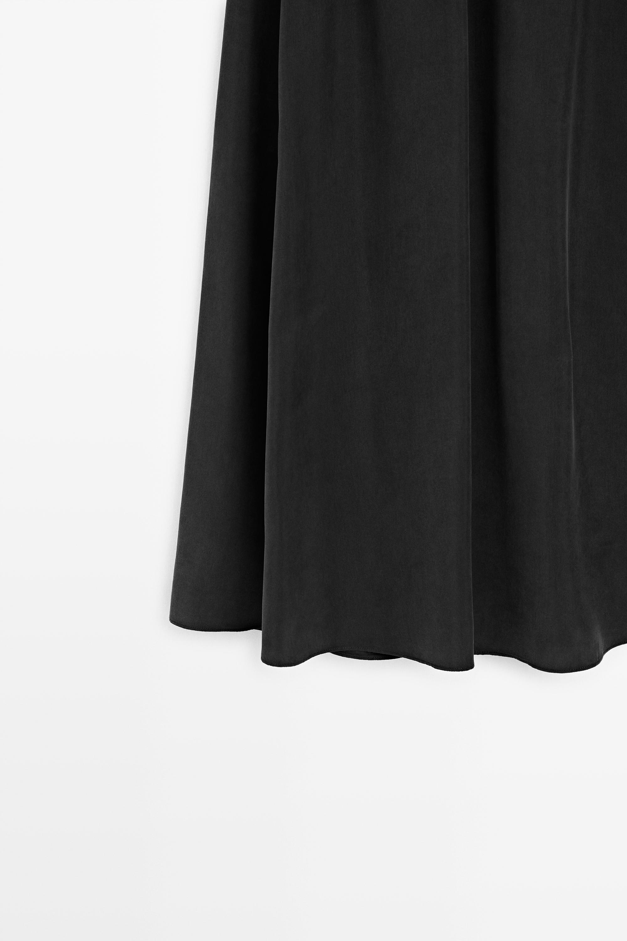 Voluminous midi skirt