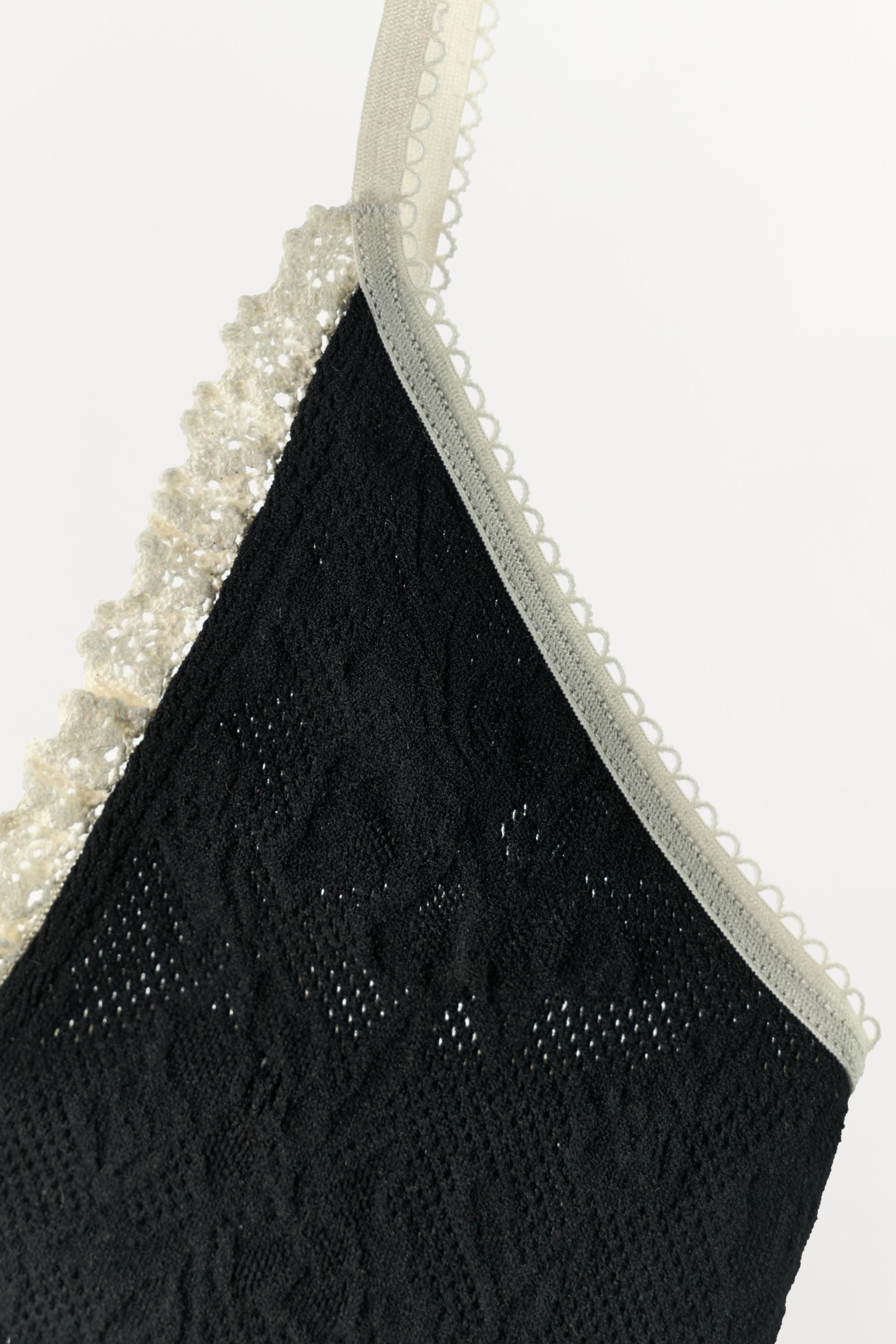SEAMLESS LACE BRALETTE