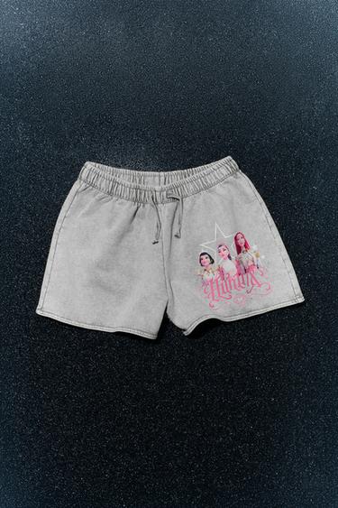 БЕРМУДИ С ИЗБЛЕДНЯЛ ЕФЕКТ KPOP DEMON HUNTERS™ NETFLIX © - Средно-сиво от Zara