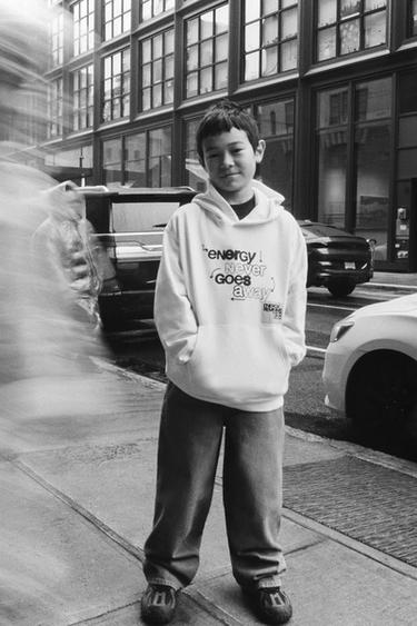 SUDADERA CAPUCHA GRAFFITI - Crudo de Zara