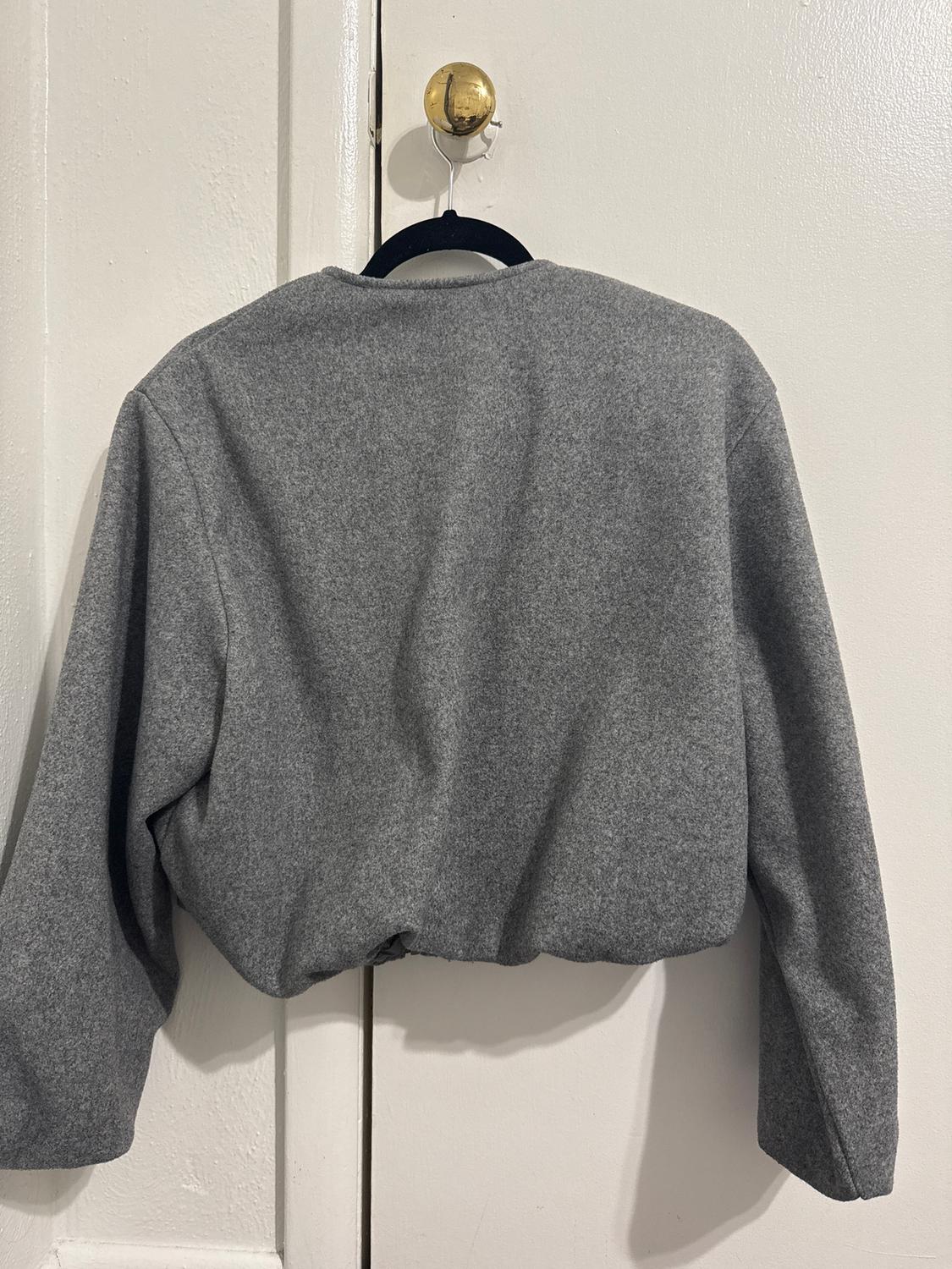 CHAQUETA BOMBER SOFT ACABADOS ELÁSTICOS - Image 2