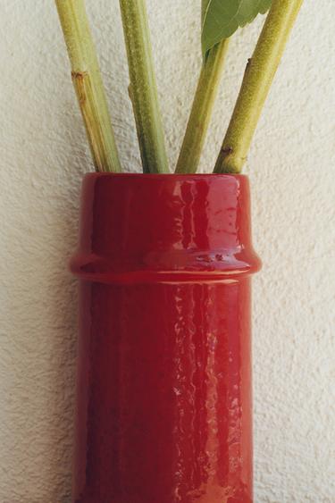 LACKIERTE VASE RELIEF - Rot von Zara