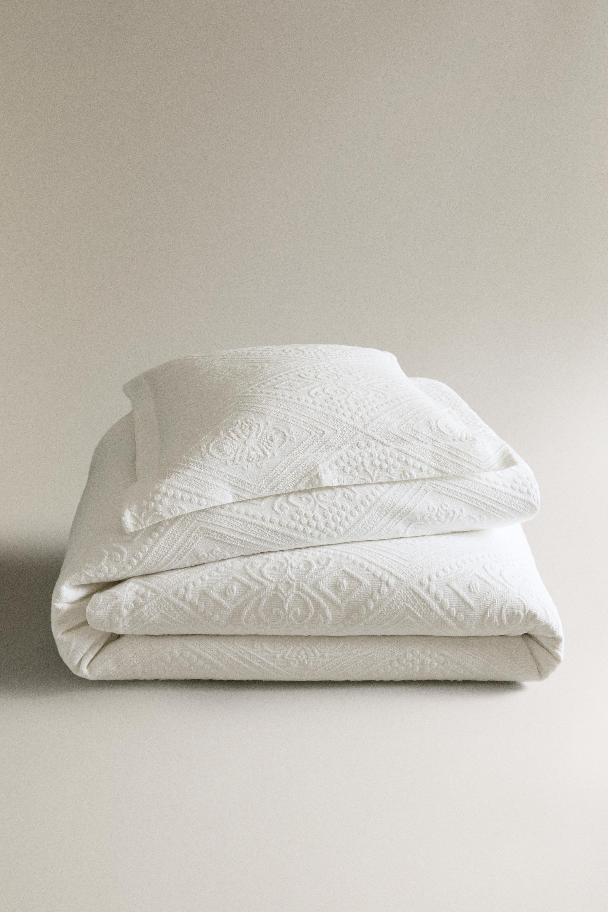 COTTON BEDSPREAD WITH GEOMETRIC DESIGN