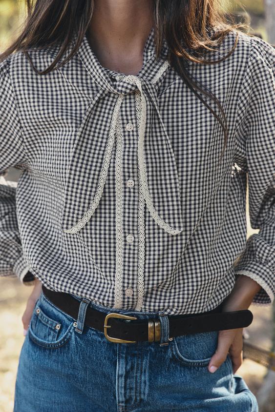 BLOUSE À CARREAUX, NŒUD ET DENTELLE - Écru / Bleu marine de Zara - Image 1