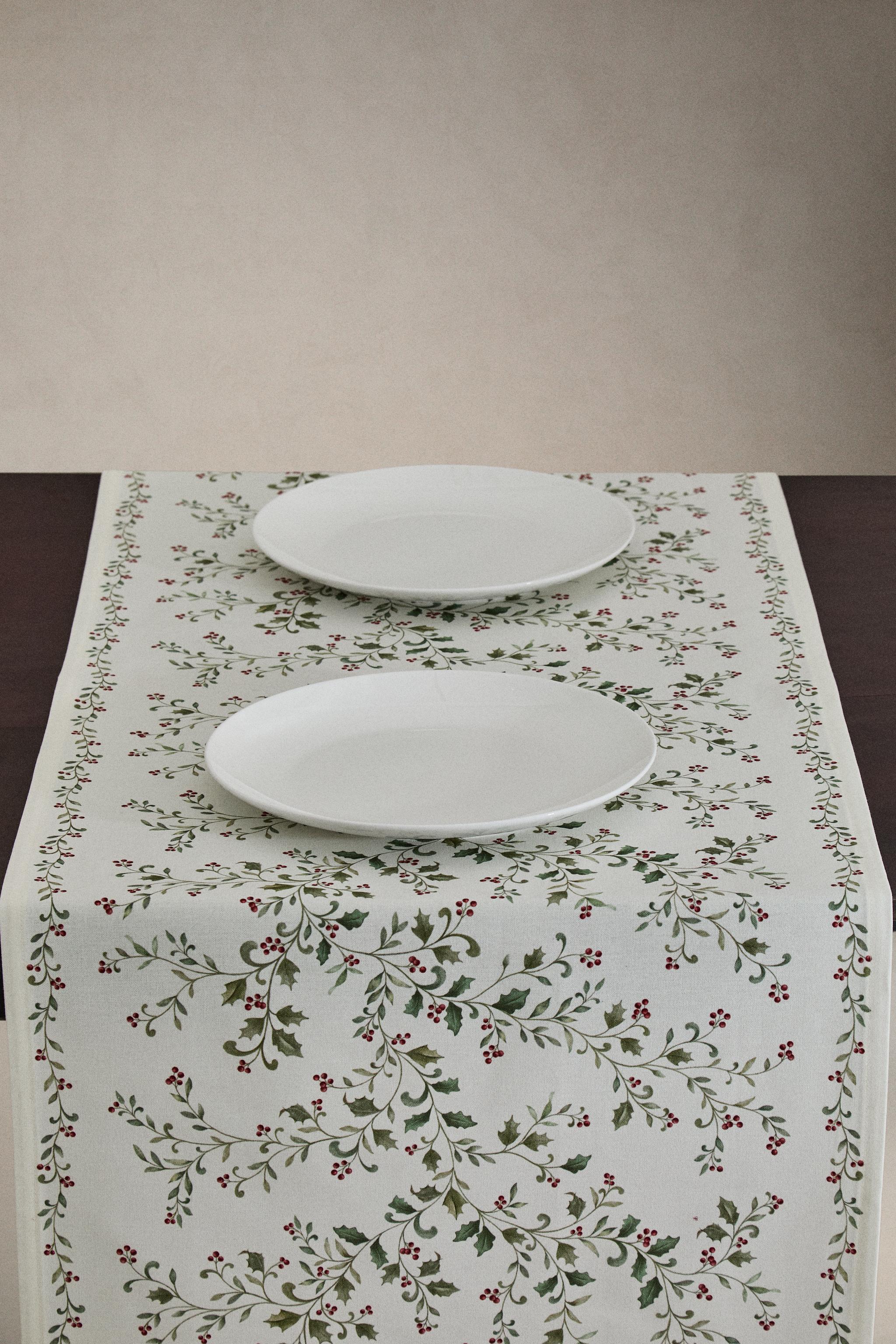 CHRISTMAS HOLLY LEAF TABLE RUNNER
