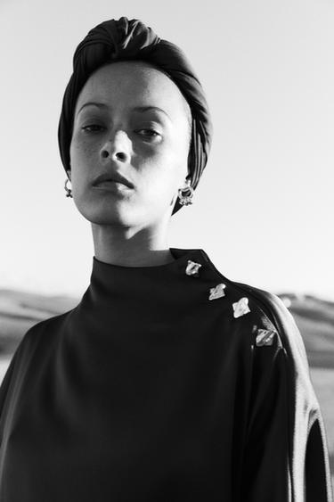 توب انسيابي ساتاني غير متناسق - بني الخاص بـ Zara