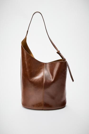 SACA PIEL ASIMÉTRICA - Marrón de Zara