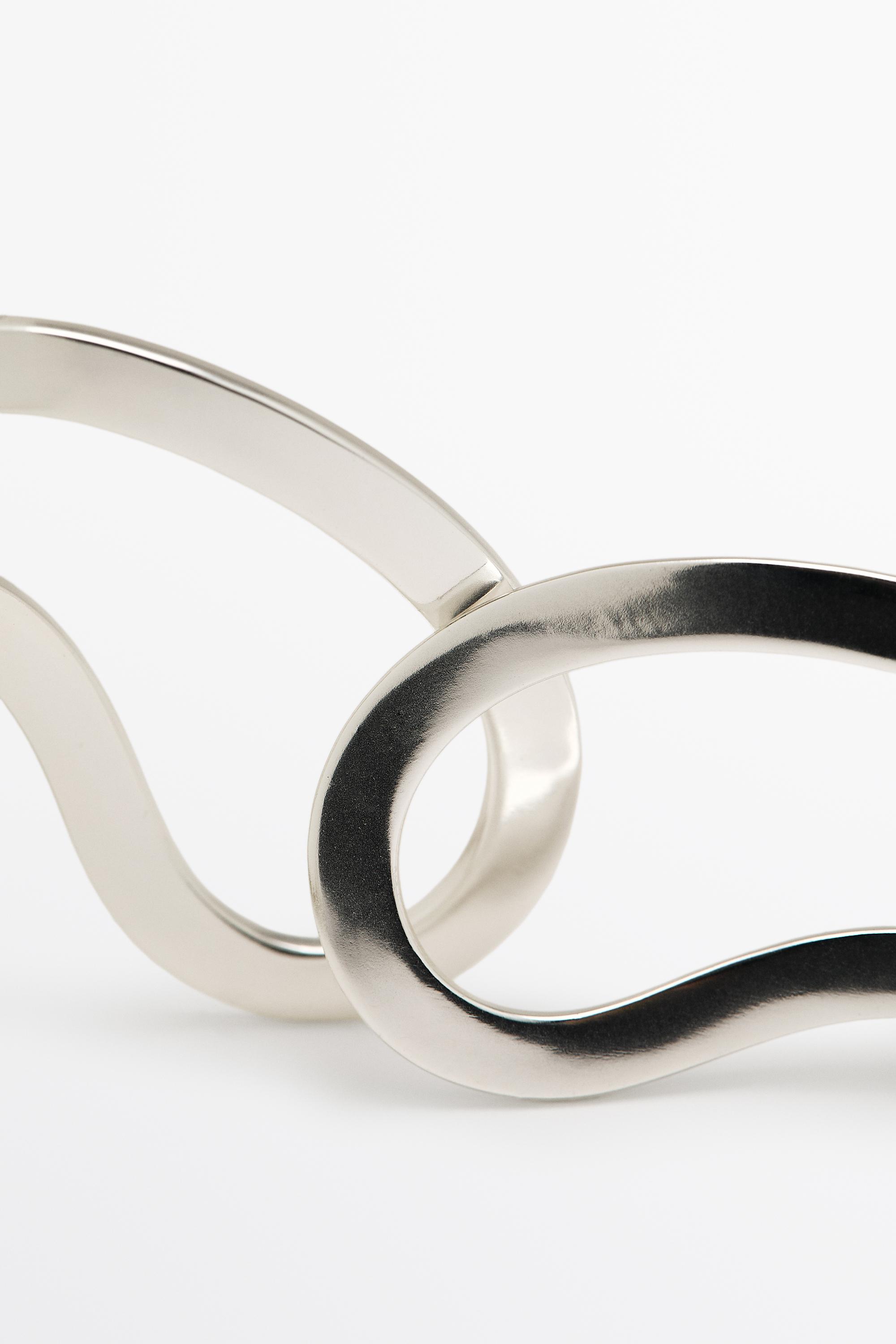 Twisted oval hoop earrings