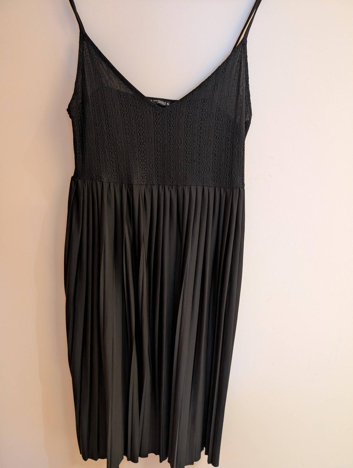CONTRASTING PLEATED DRESS - Image 9