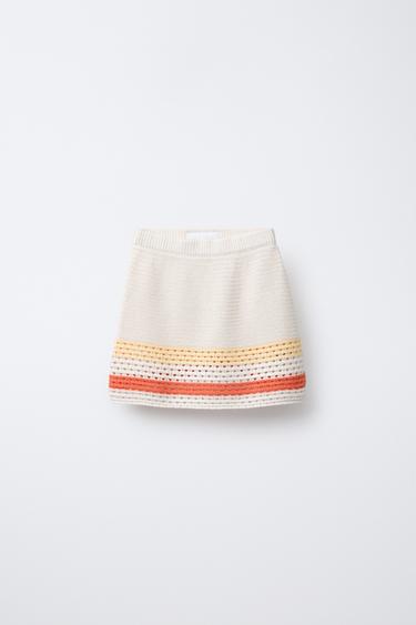 GESTREIFTER STRICKROCK - Cremefarben von Zara