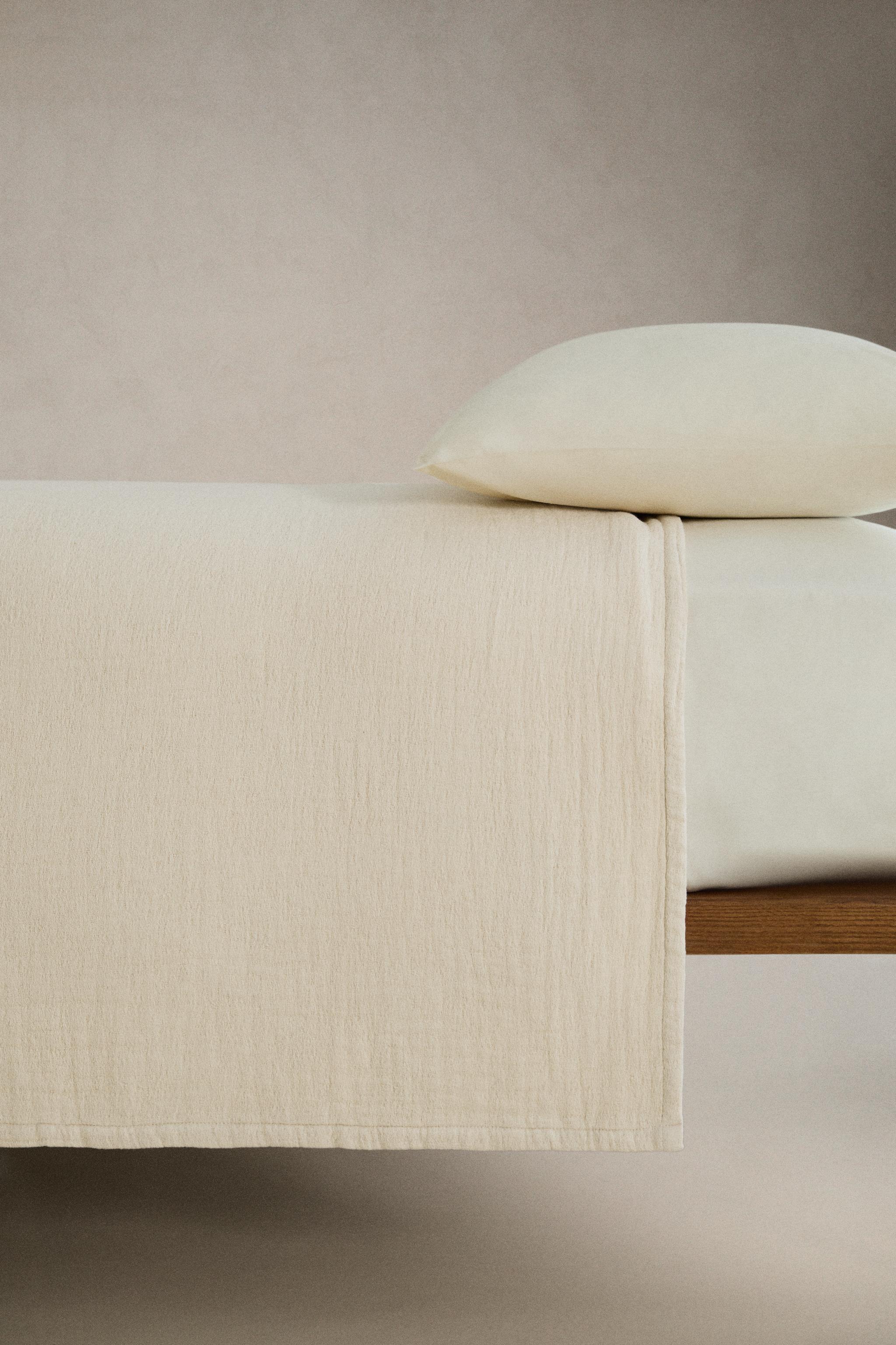TEXTURED BEDSPREAD