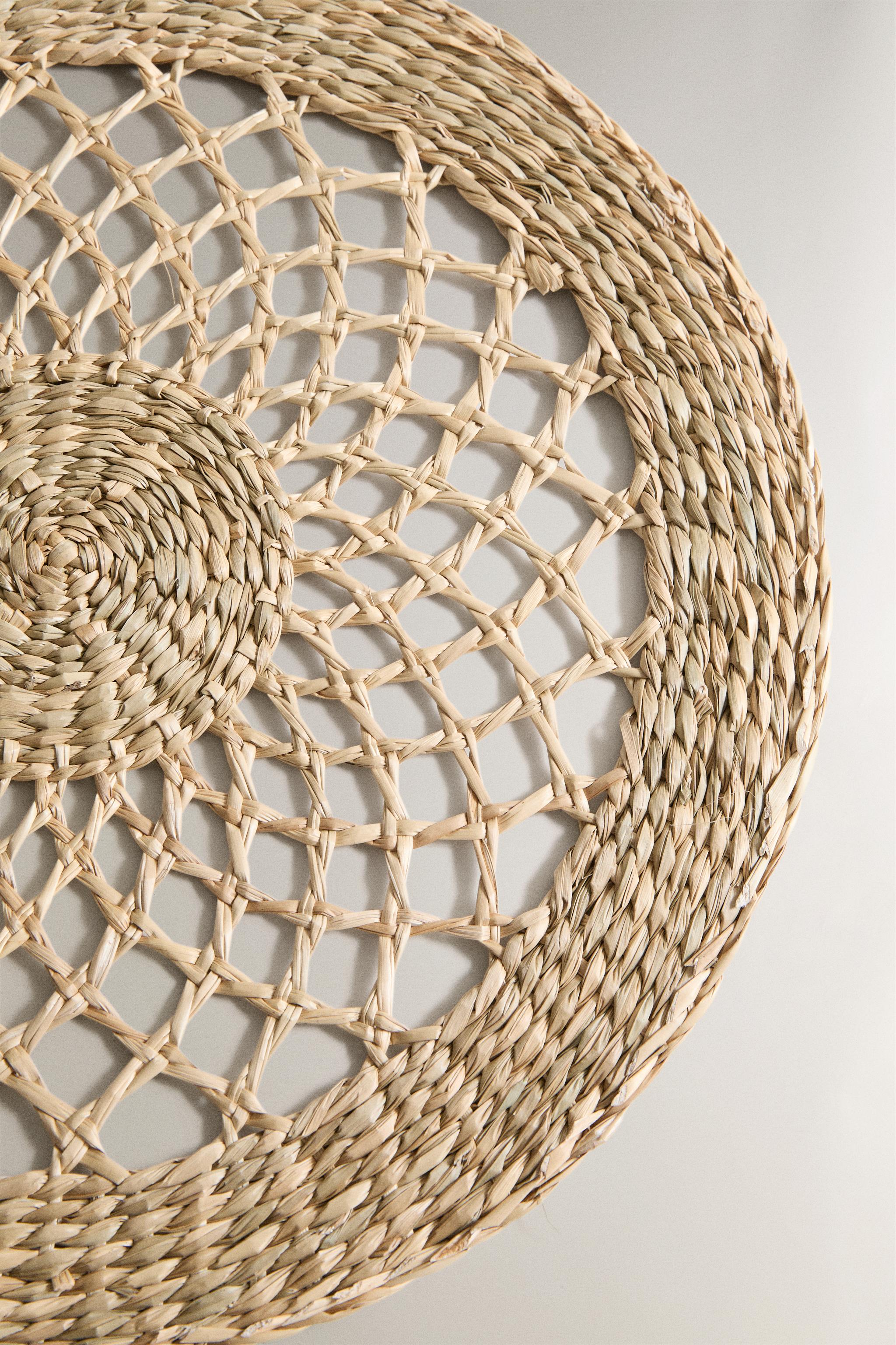 ROUND VEGETABLE FIBER PLACEMAT — Light beige