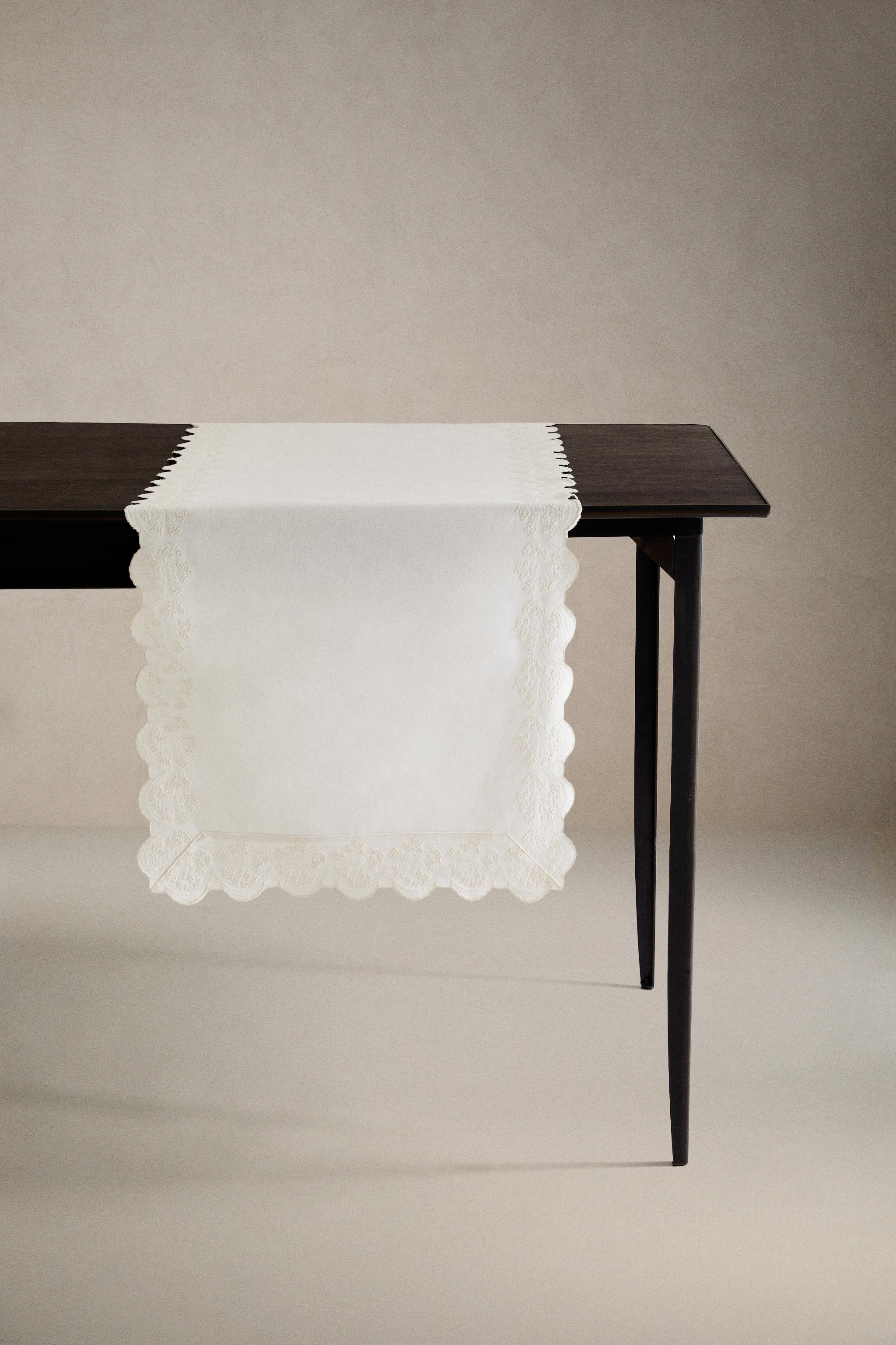 CHEMIN DE TABLE BRODÉ DENTELLE