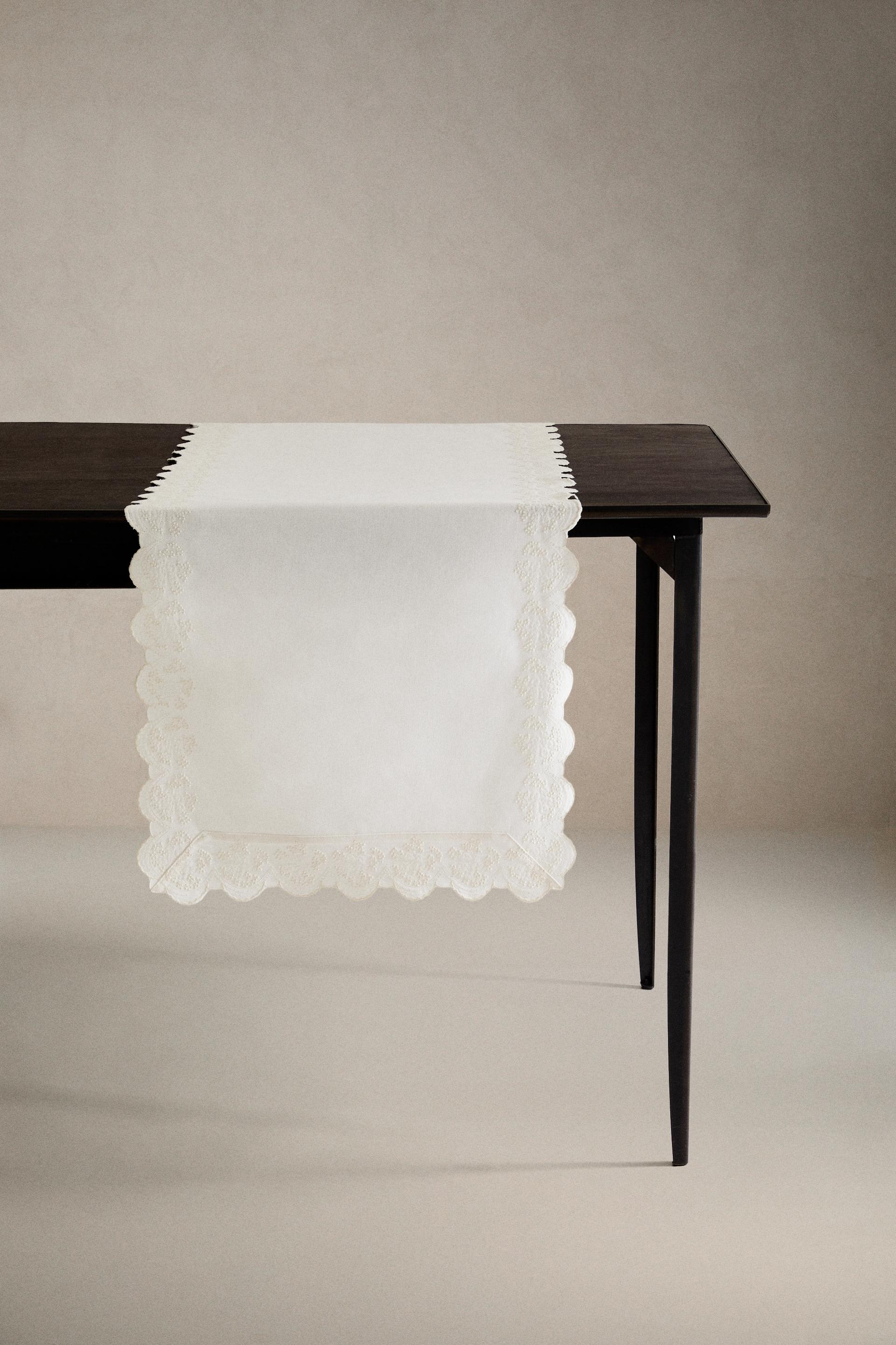 TABLE RUNNER WITH EMBROIDERED BLONDE LACE