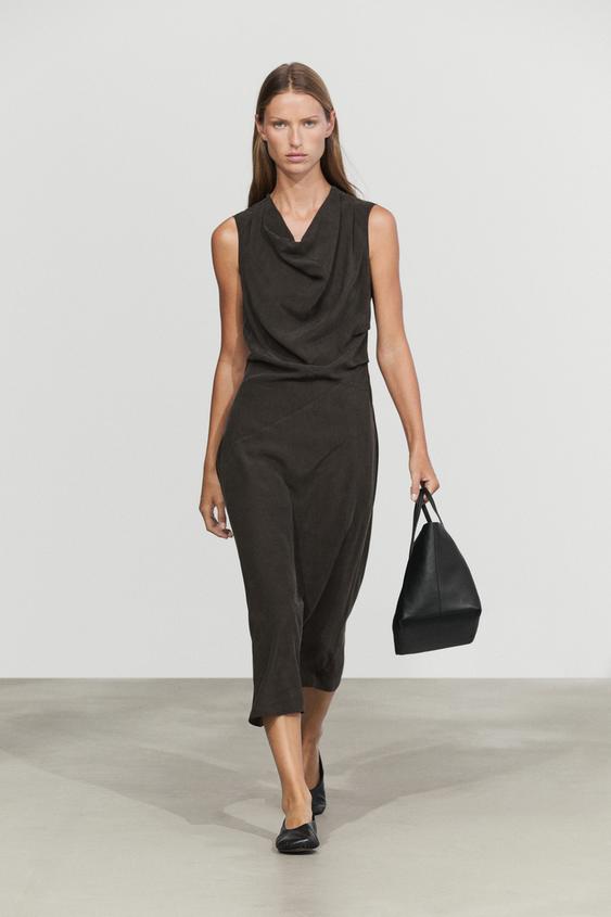 Vestido midi fluido detalle drapeado - Chocolate de Zara - Imagen 0