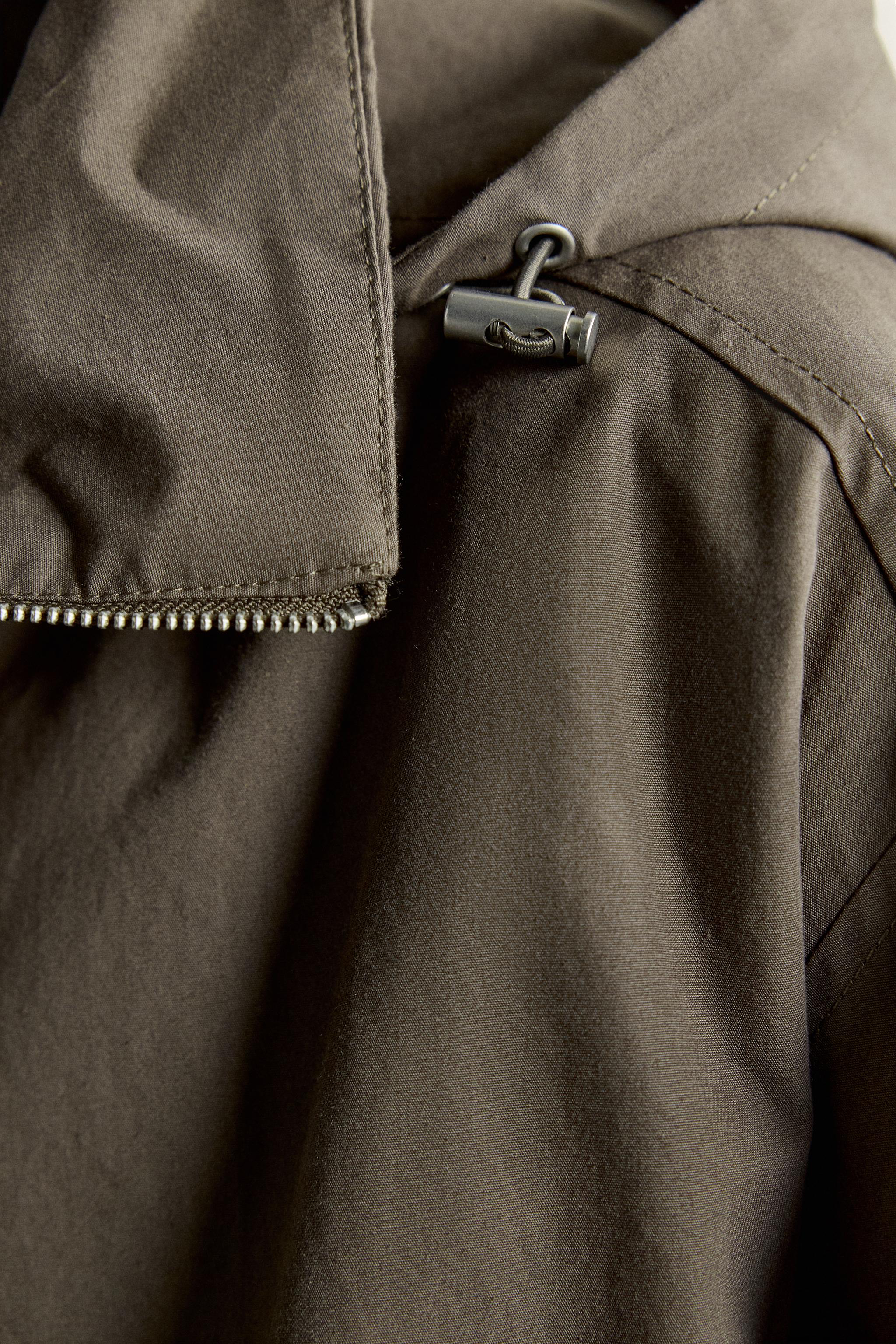 BLOUSON TECHNIQUE CROPPED FIT À CAPUCHE