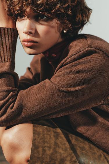 PULL COURT EN MAILLE À ÉPAULETTES - Marron de Zara - Image 2