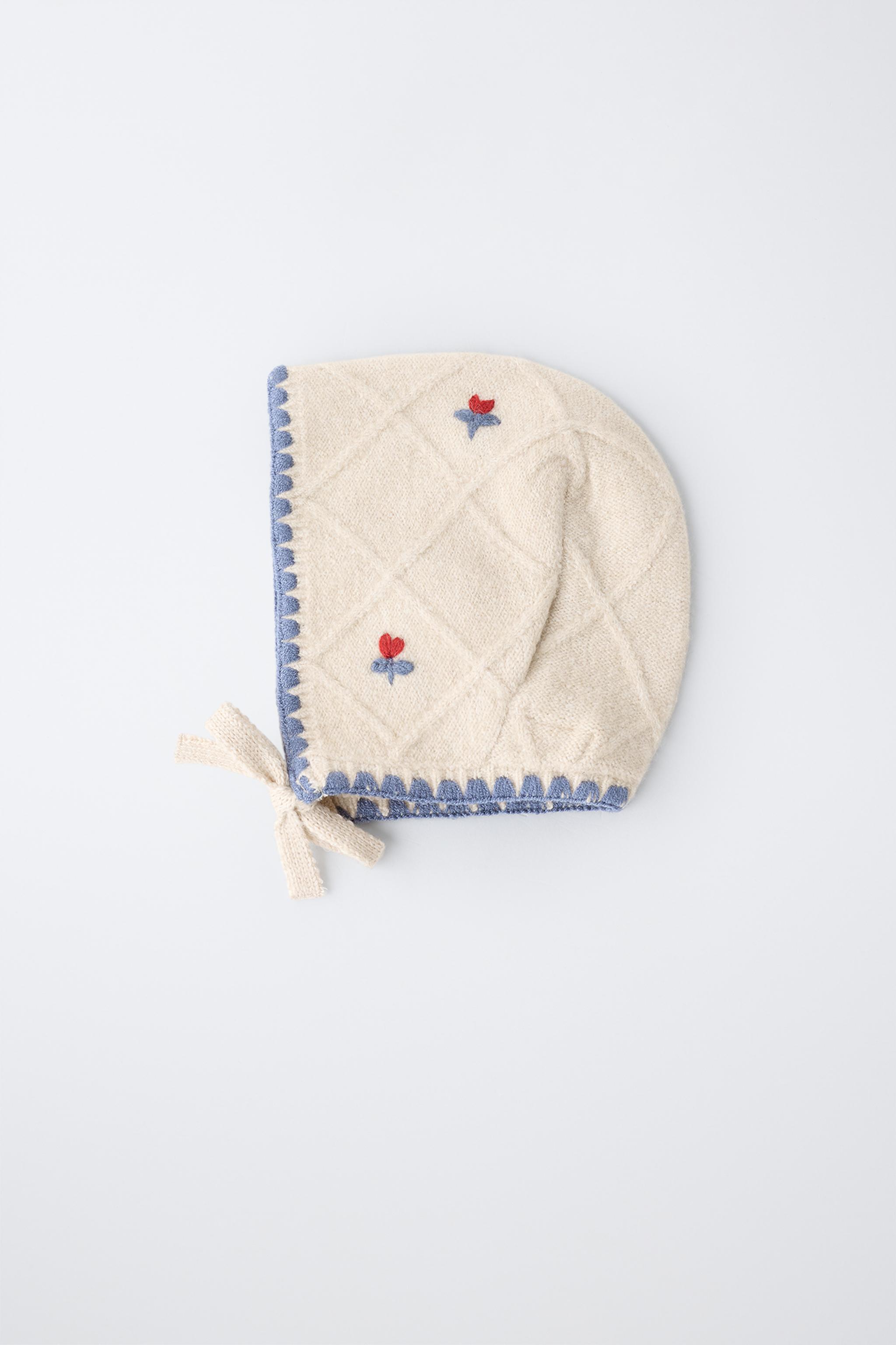 BONNET EN MAILLE À FLEURS BRODÉES