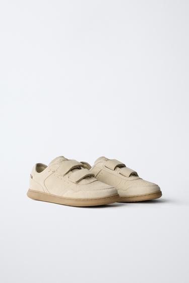 حذاء بامبا من الجلد المقلوب BAREFOOT - بني رملي الخاص بـ Zara