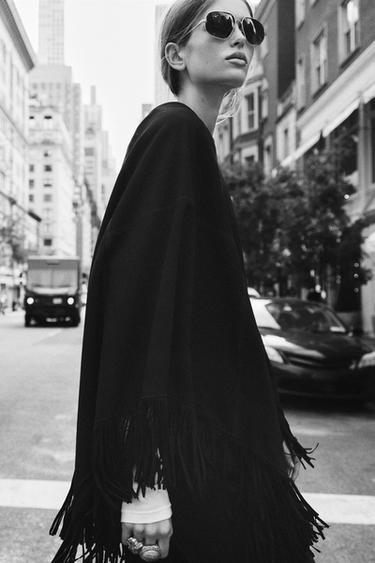 CAPE EN CUIR AVEC FRANGES - Marron de Zara