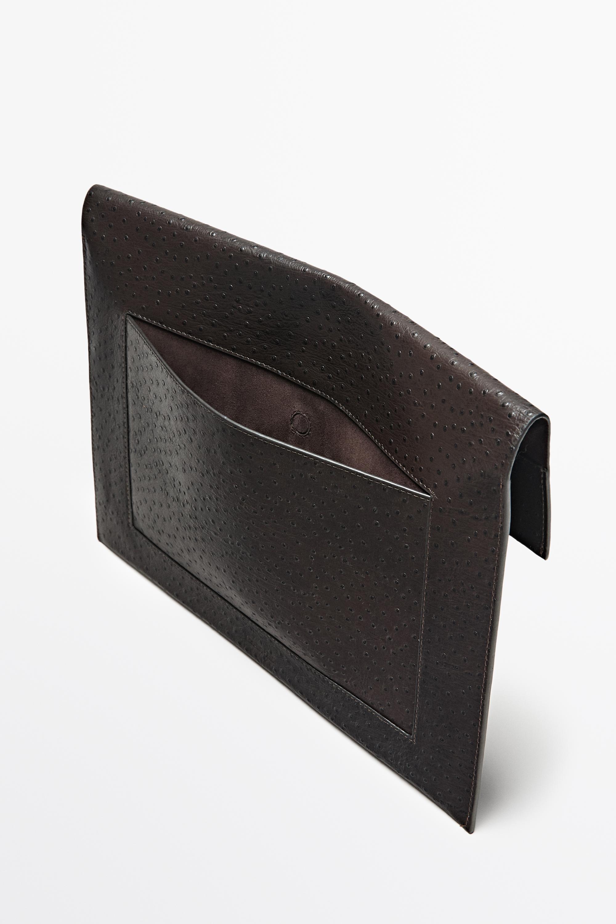 Textured laptop sleeve
