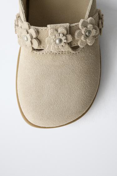 SABOTS EN CUIR AVEC FLEURS - Marron sable de Zara - Image 5
