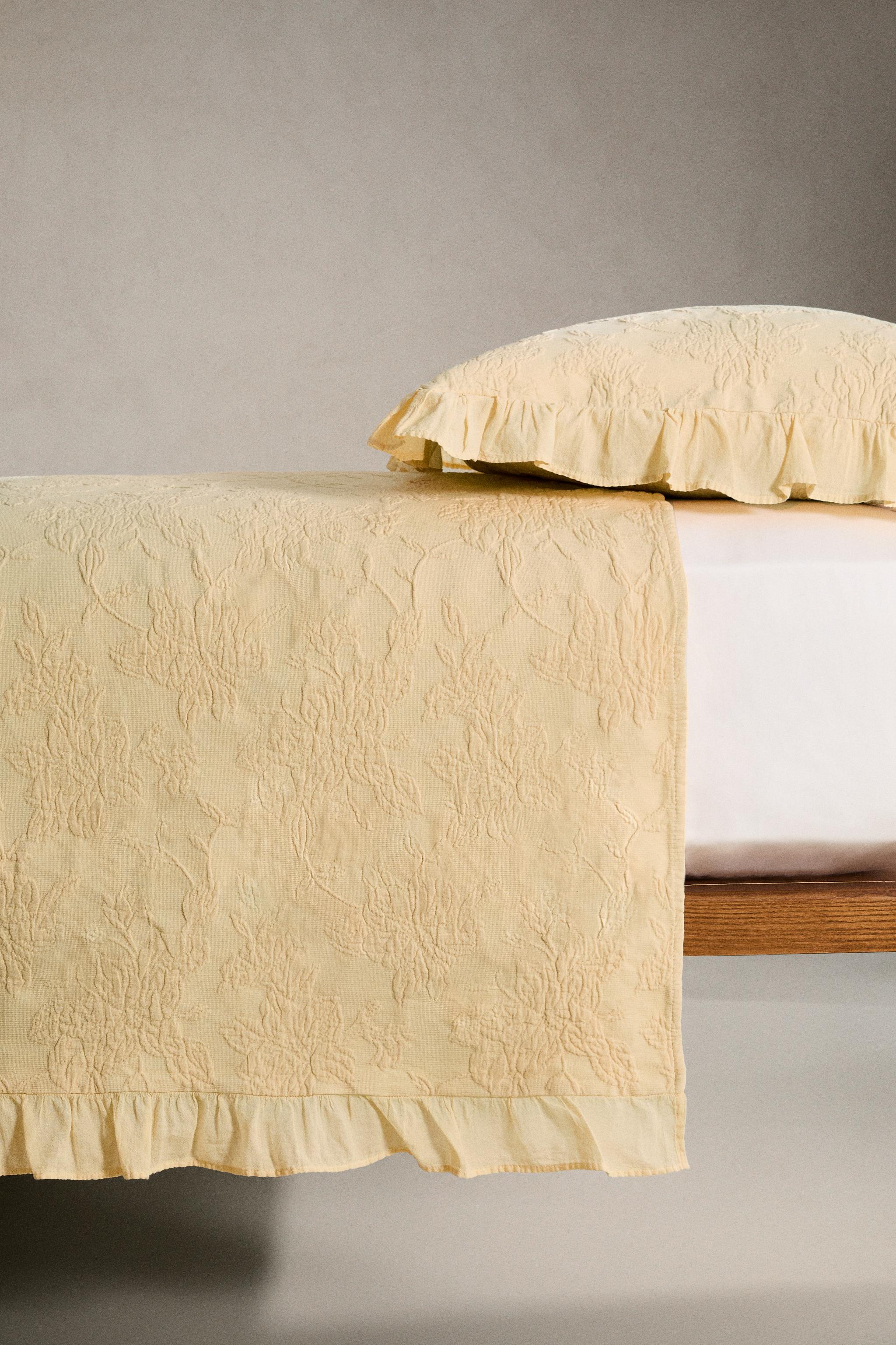 ジャカードのフリル付きベッドカバー - ベージュ | ZARA Japan / 日本