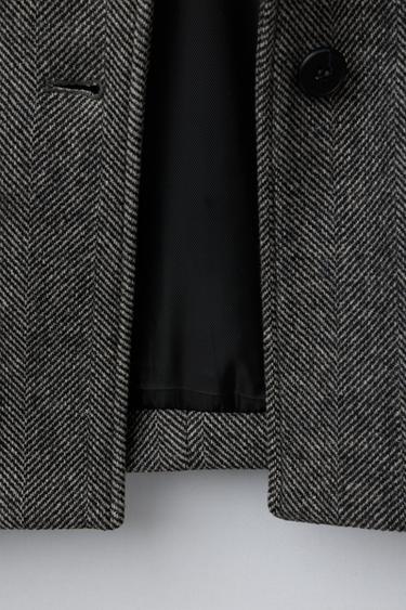 MANTEAU À CHEVRONS AVEC COL EFFET FOURRURE - Noir / Écru de Zara - Image 7