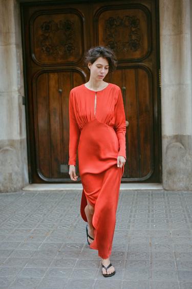 SATĪNA KLEITA AR SIKSPĀRŅA PIEDURKNĒM UN ŠĶĒLUMU - Oranžs no Zara