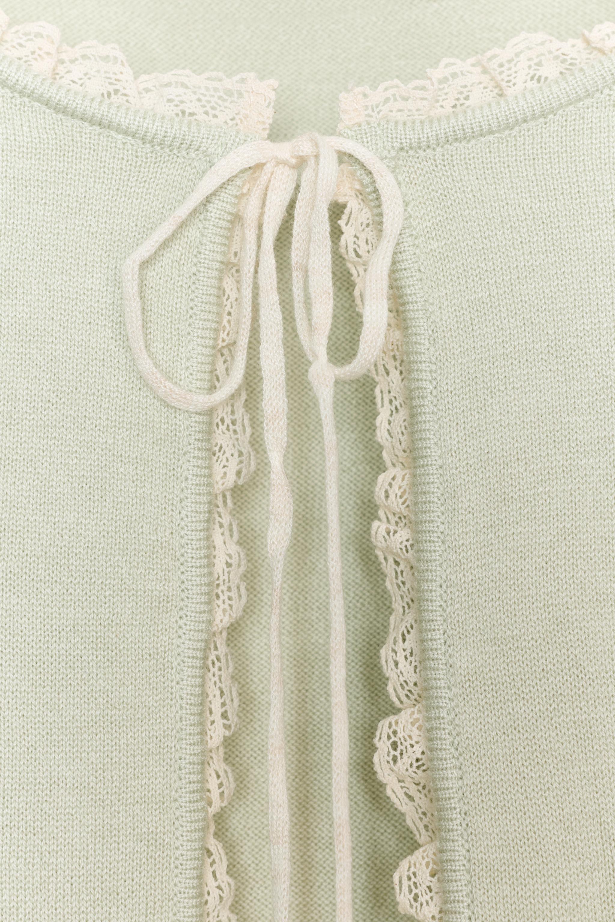 GILET EN MAILLE AVEC NŒUD ET DENTELLE