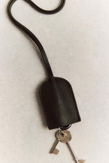 حمالة مفاتيح بقلادة جلد - بني الخاص بـ Zara