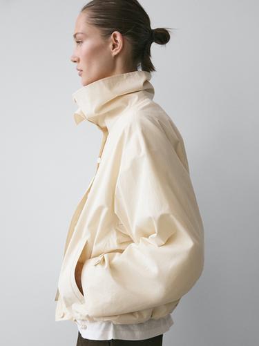 Chaqueta detalle botones algodón - Crudo de Zara