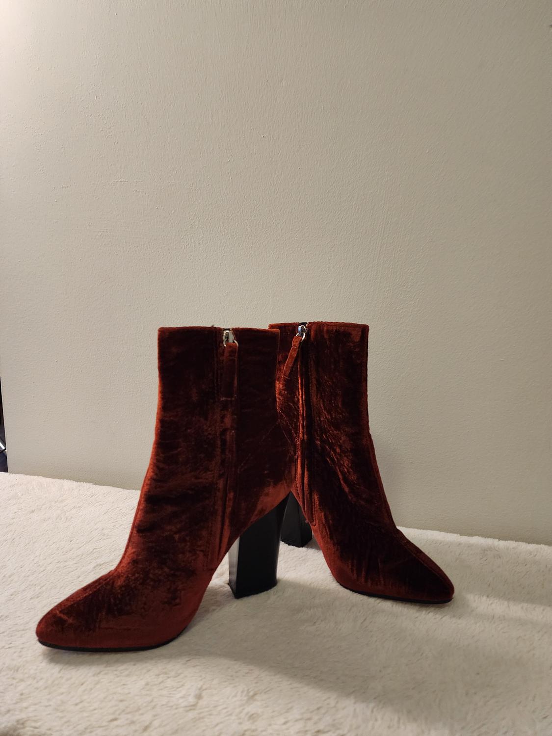 RED CRUSHED VELVET BLOGGER FAVORITE POINTED TOE HEELED ANKLE BOOTIES - Image 4