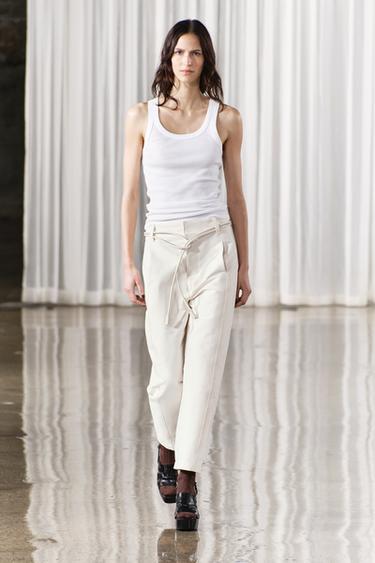 БРЮКИ CARROT-FIT — ZW COLLECTION — ЭКРЮ от Zara — изображение 0