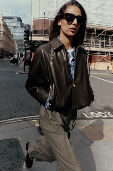 CHAQUETA BOMBER EFECTO PIEL - Marrón oscuro de Zara