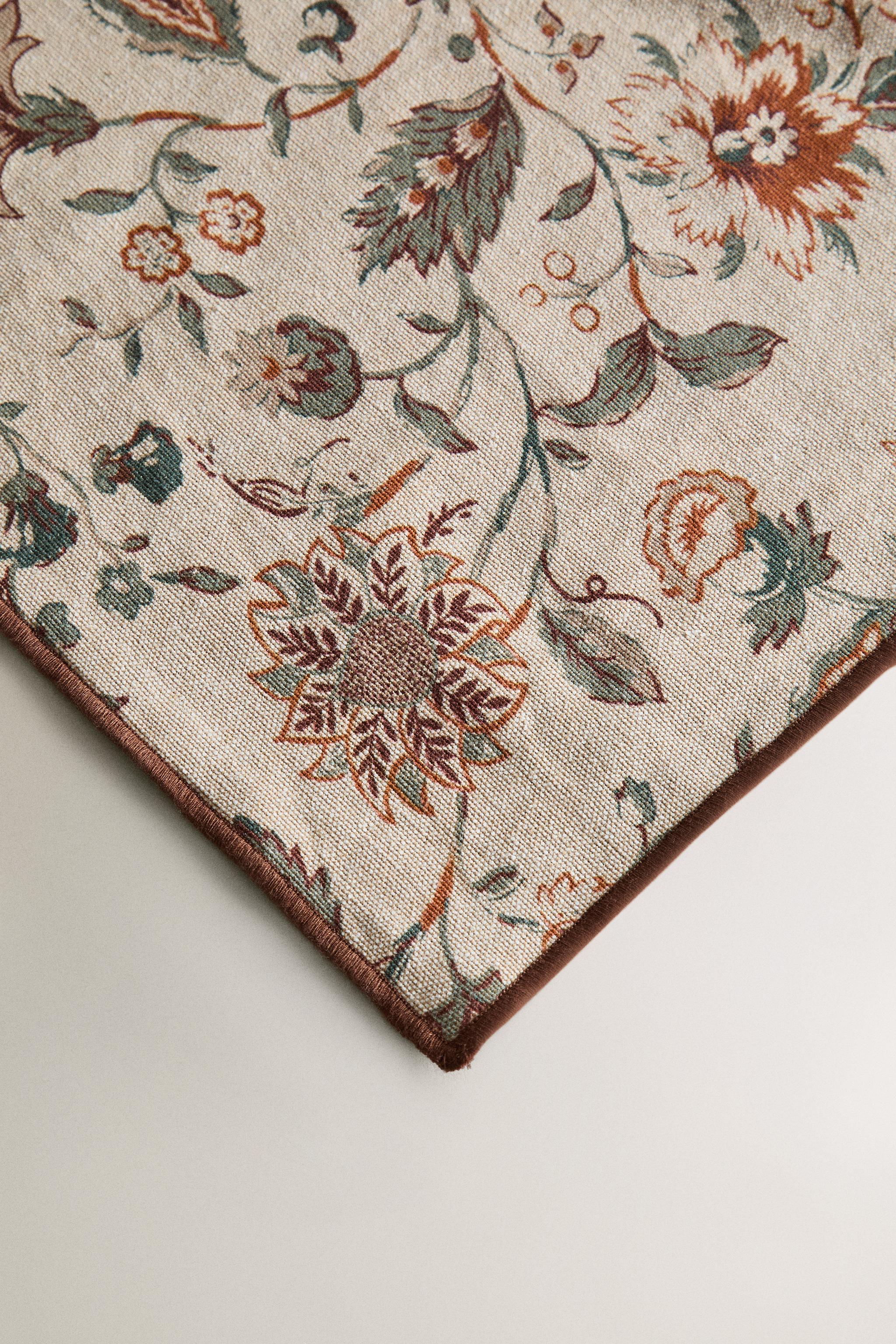 FLORAL PRINT TABLECLOTH WITH TOPSTITCHING