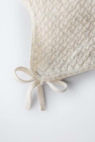 BONNET EN MAILLE TEXTURÉ COTON, SOIE ET CACHEMIRE - Écru moyen de Zara - Image 1