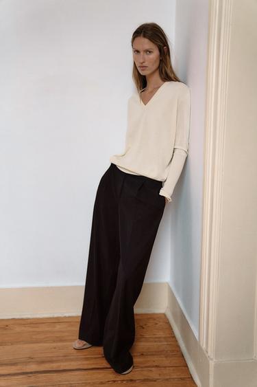 سترة محاكة رفيعة جداً بياقة على شكل V - خام وسط الخاص بـ Zara