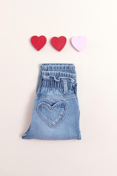 ペーパーバッグデニムパンツ、ハートポケット付きミディアムブルーZaraのペーパーバッグデニムパンツ、ハートポケット付き - ミディアムブルー