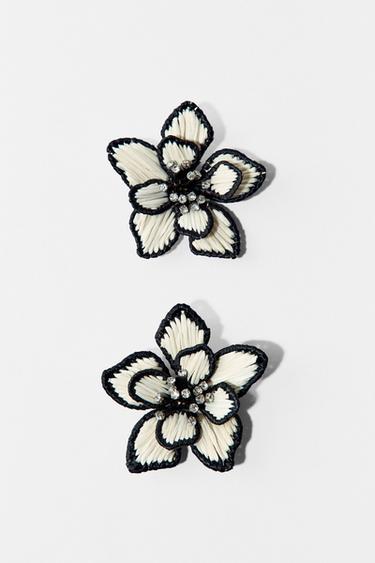 CONTRAST RAFFIA FLOWER EARRINGS - Ecru / Black by Zara