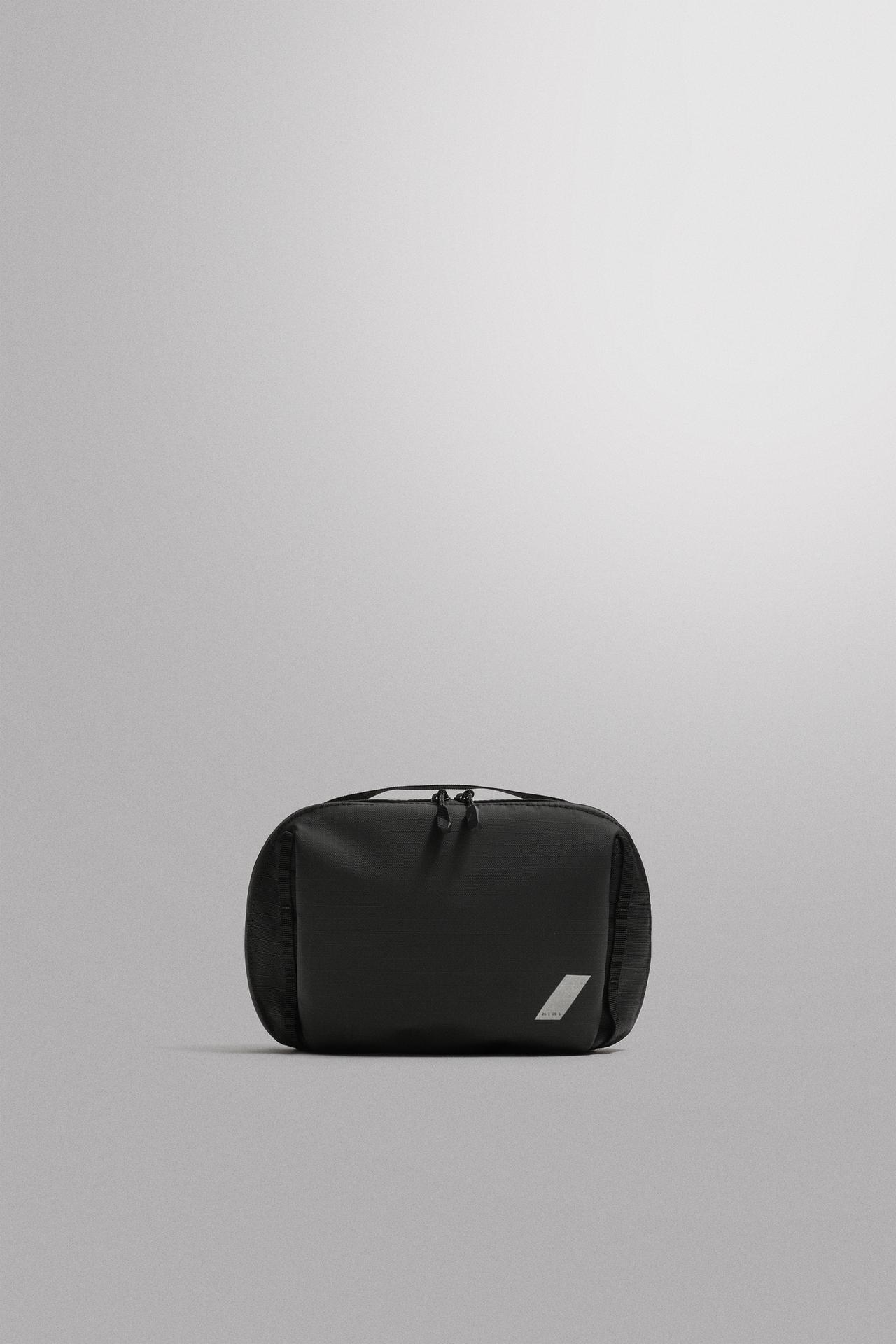 SPORTS TOILETRY BAG