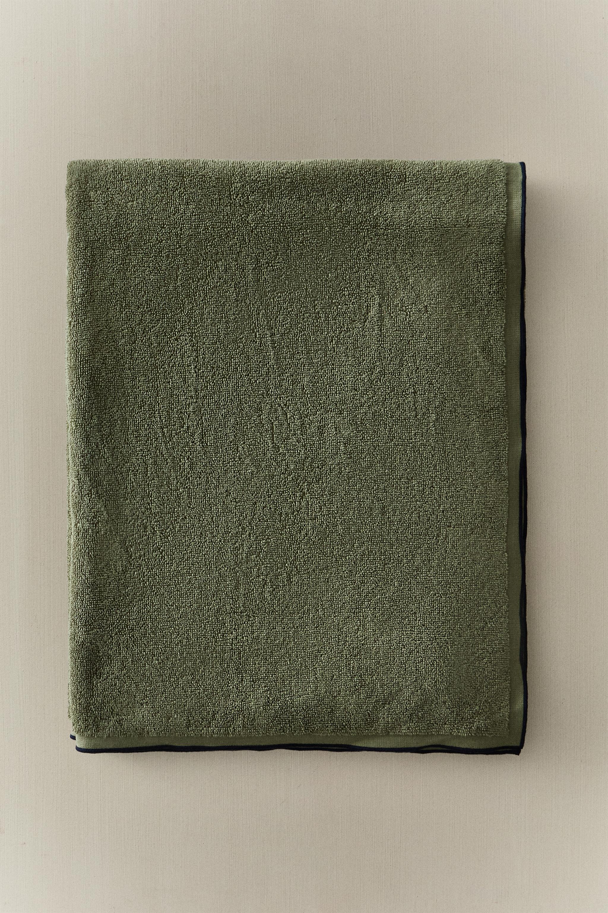 BATH TOWEL WITH CONTRAST TOPSTITCHING