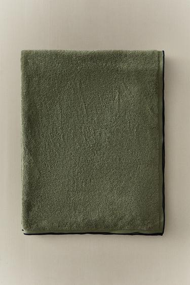BATH TOWEL WITH COLOURED TOPSTITCHING - mid khaki by Zara