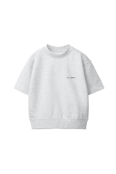 سويت شيرت بأكمام قصيرة بنص بارز - رمادي فيجوريه الخاص بـ Zara