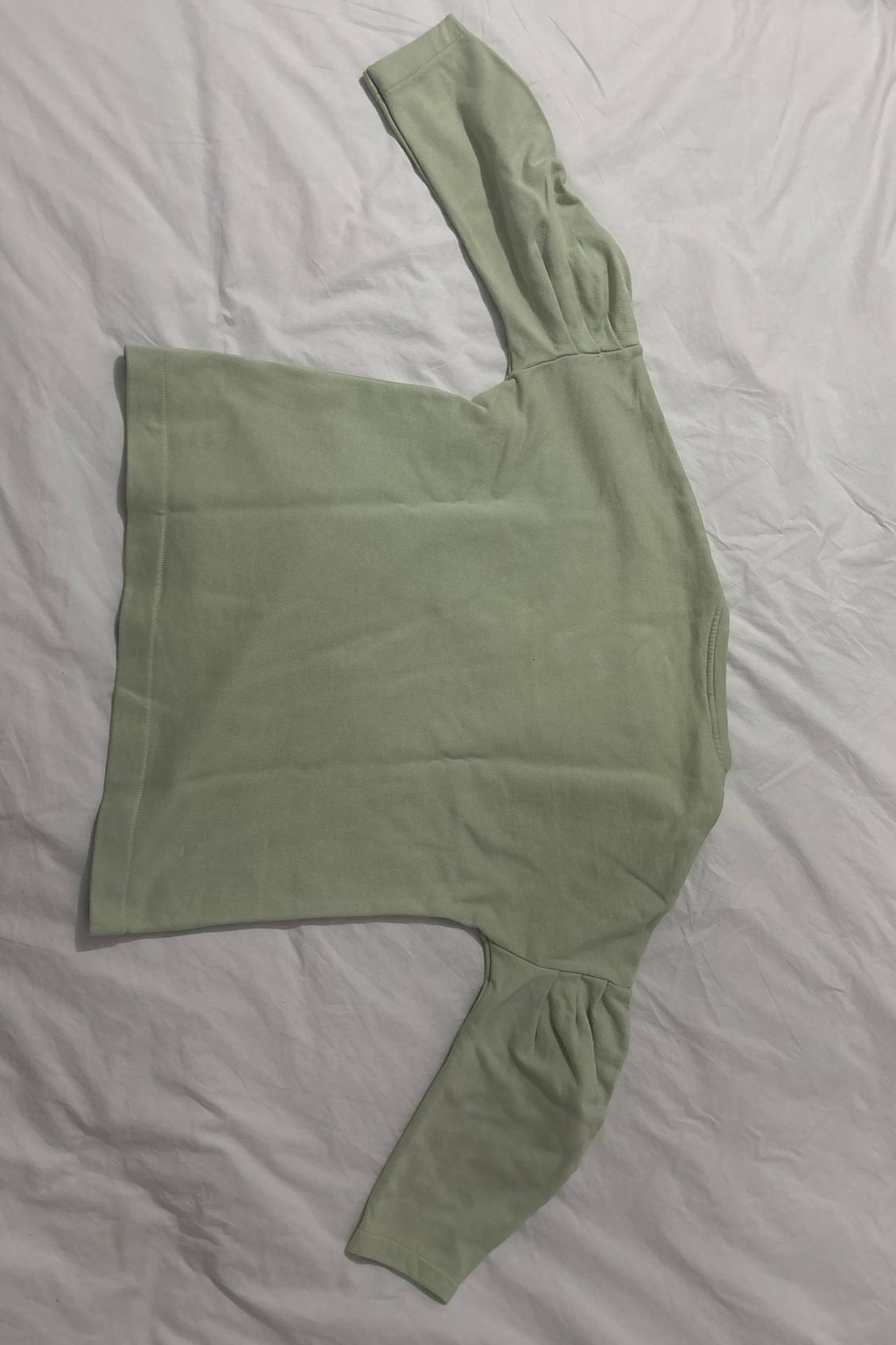 SUDADERA VERDE CLARITO CON DETALLE EN CUELLO Y MANGA ABULLONADA - Image 5